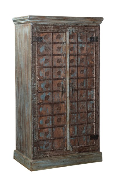 Indischer Schrank mit metallbeschlagenen Türen