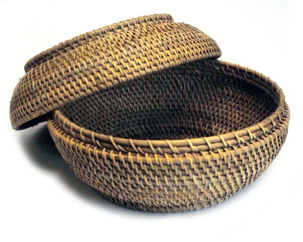 Kleiner, runder Deckelkorb aus Lombok-Rattan