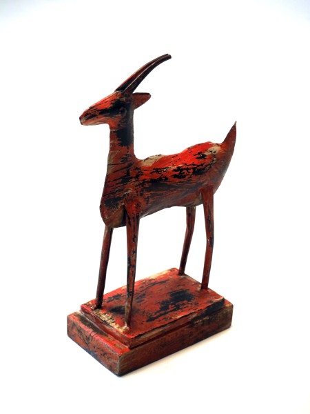 Antilope auf Holzsockel